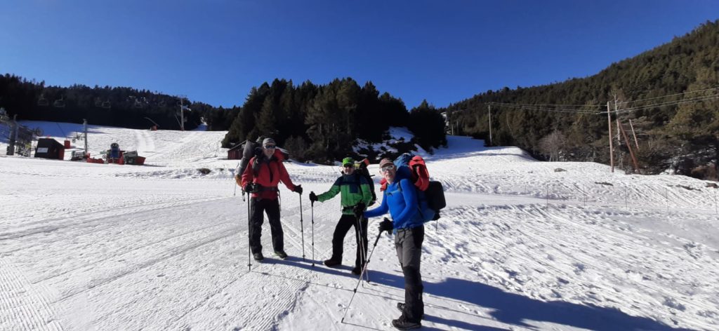 De derecha a izquierda, Paco, Josep y Joaquín saliendo de la estación de esquí de Puyvalador